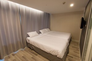 セーフティボックス (室内)、デスク、WiFi (無料)