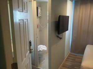 Shower, towels - Nantra Cozy (Pattaya)