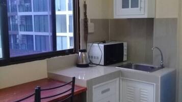 Standard Twin Room, 1 Bedroom | Private kitchenette | Mini-fridge, microwave, electric kettle, paper towels