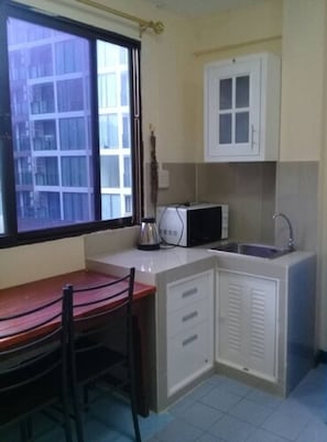 Habitación estándar con 2 camas individuales, 1 habitación | Cocineta privada | Frigobar, microondas, tetera eléctrica y toallas de papel