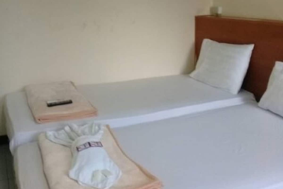 Standard Twin Room, 1 Bedroom | Langsir/tirai gelap terus, Wi-fi percuma, cadar katil