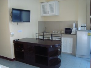 Mini-fridge, microwave, electric kettle, paper towels - Hill Inn (Pattaya)