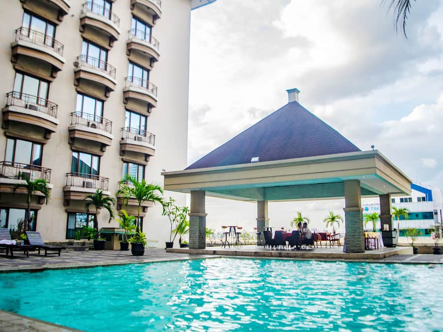 Kolam renang terbuka, kerusi lepak pantai