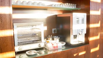 Desayuno continental diario (EUR 12 por persona)