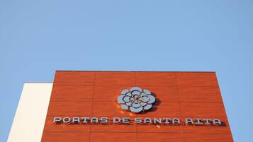 A building with a sign that reads "PORTAS DE SANTA RITA".
