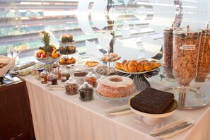 Petit déjeuner continental (12 EUR par personne)