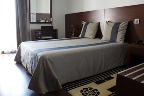 Bureau, rideaux occultants, chambres insonorisées