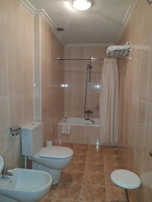 Free toiletries, hair dryer, bidet, towels - Hotel Amefa (Salamanca)