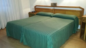 Double Room | Desk, free WiFi, bed sheets - Hotel Amefa (Salamanca)