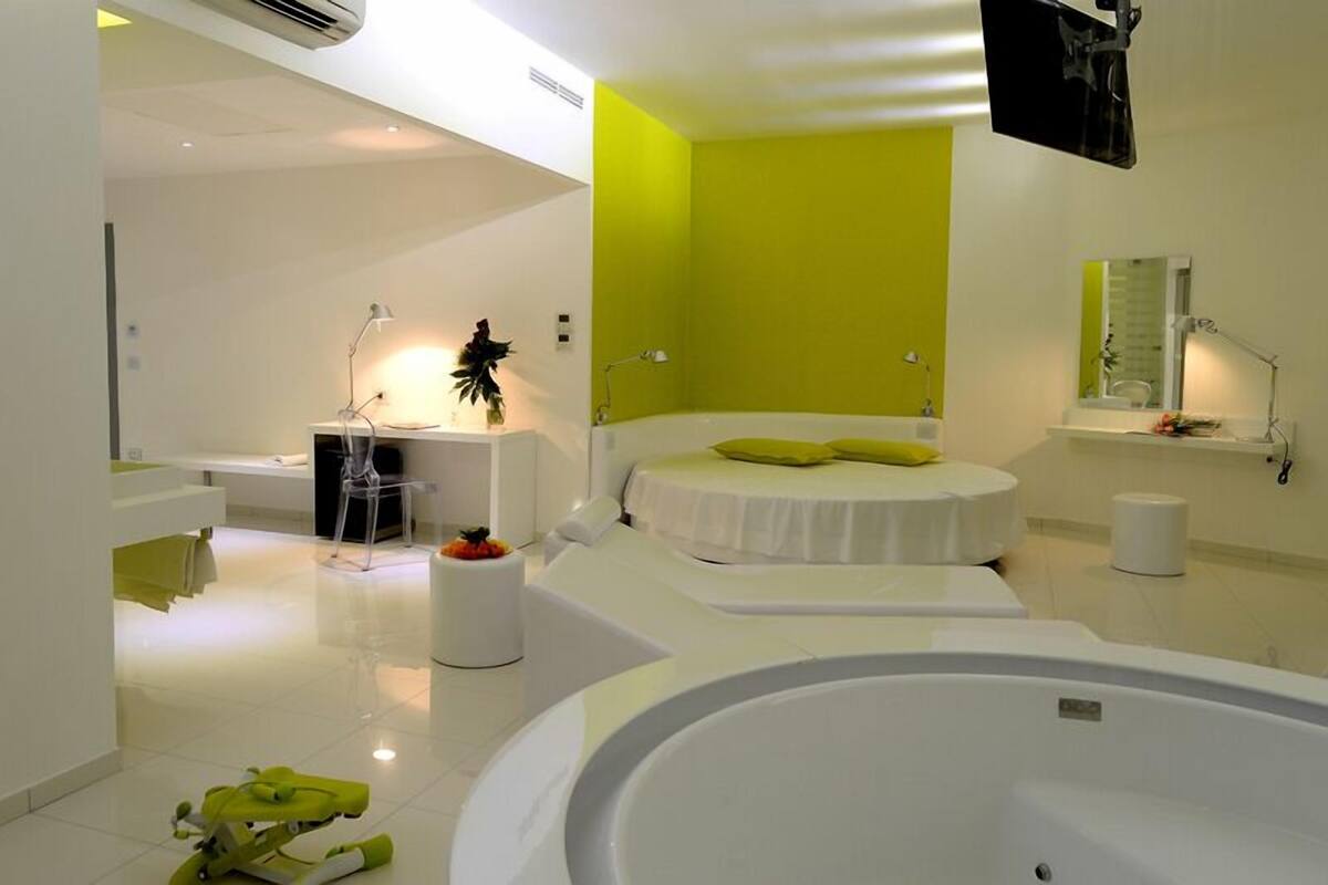 Une salle de bain moderne dotée d’une grande baignoire, d’une douche séparée et d’un meuble-lavabo avec un miroir.
