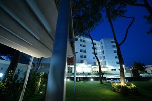 Front of property – evening/night - Giulivo Hotel & Village (Sessa Aurunca)