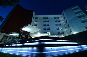 Fachada da propriedade à noite