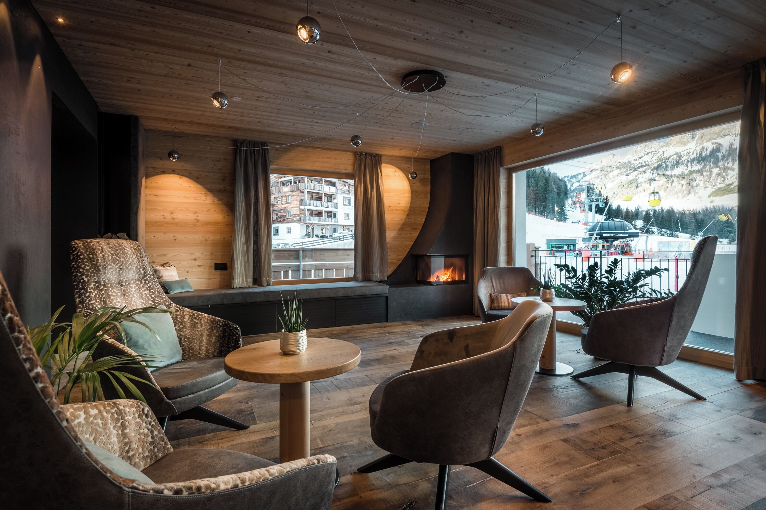 Een 0-cm flatscreentelevisie met satellietzenders