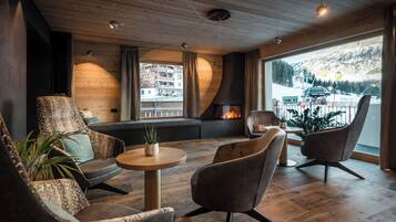 Een 0-cm flatscreentelevisie met satellietzenders