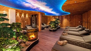 A spa room with a starry ceiling, wooden walls, and multiple massage tables. - Hotel Arkadia - Adults Only (Corvara in Badia)