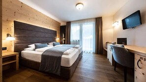 Kamar Double atau Twin Klasik, balkon | Selimut bulu angsa, brankas, Wi-Fi gratis, dan seprai linen