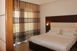 26-inch LCD TV with cable channels, TV, fireplace - Hotel Sea N Rock (Mumbai)