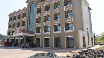 Deluxe Double or Twin Room | Pillowtop beds, individually decorated, individually furnished, desk