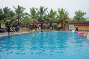 Piscina a l'aire lliure i gandules 