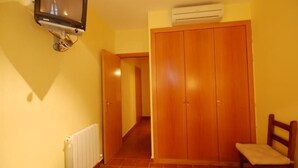 Standard Twin Room | In-room safe, desk, soundproofing, iron/ironing board