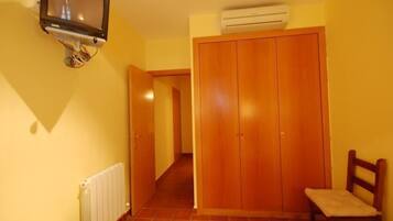 Standard Twin Room | In-room safe, desk, soundproofing, iron/ironing board