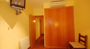 Standard Twin Room | In-room safe, desk, soundproofing, iron/ironing board