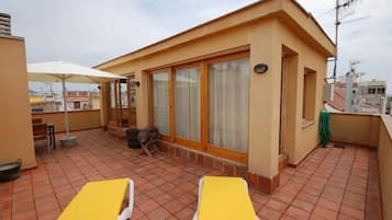 Habitación doble superior, terraza | Caja fuerte, escritorio, sistema de insonorización