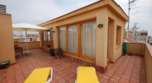 Habitación doble superior, terraza | Caja fuerte, escritorio, sistema de insonorización