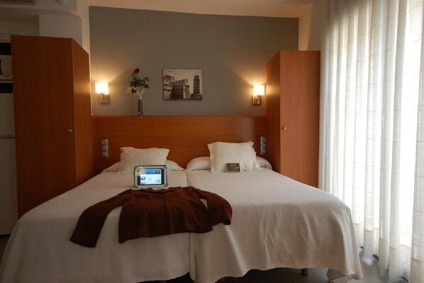 房內夾萬、書桌、隔音、熨斗/熨衫板