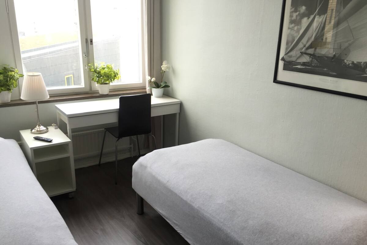 Habitación económica con 2 camas individuales, baño compartido (Hostel, bedlinen excluded) | Escritorio, cunas gratuitas, camas supletorias y wifi gratis