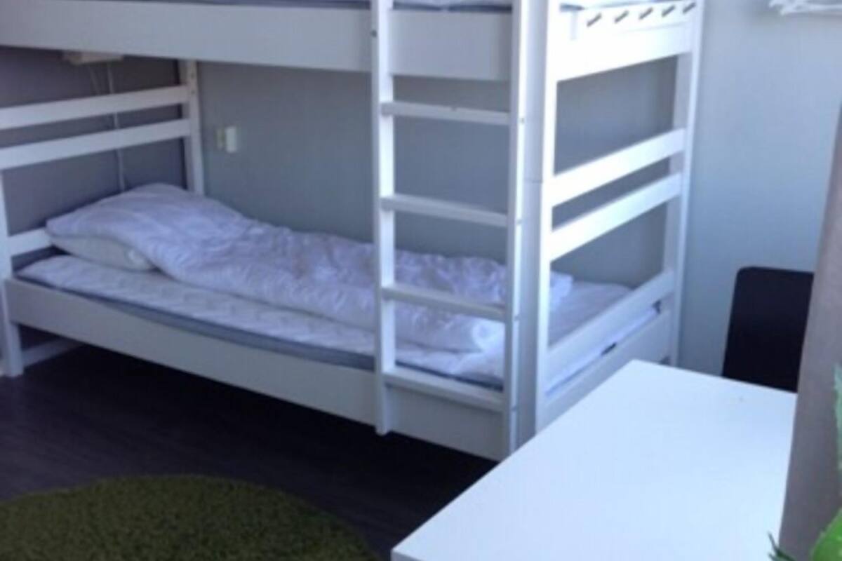 Habitación cuádruple, baño compartido | Escritorio, cunas gratuitas, camas supletorias y wifi gratis