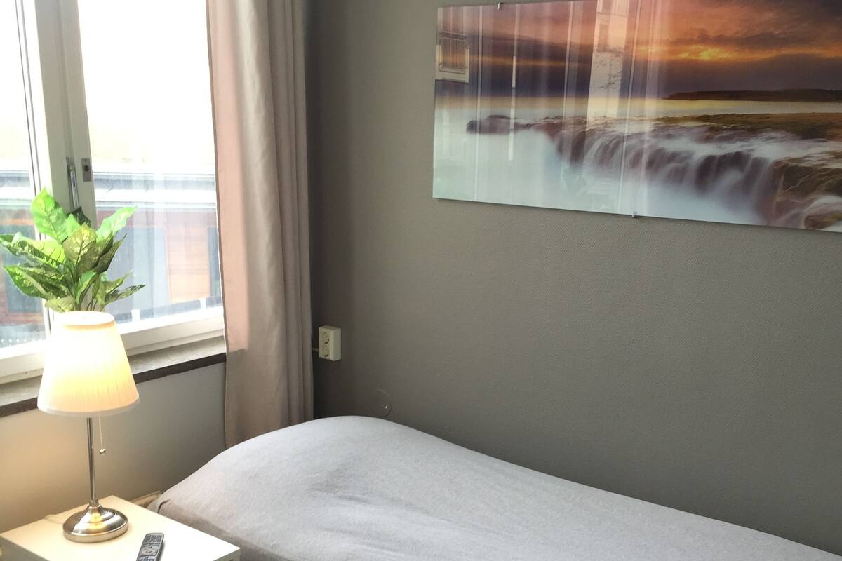 Habitación triple, baño compartido | Escritorio, cunas gratuitas, camas supletorias y wifi gratis