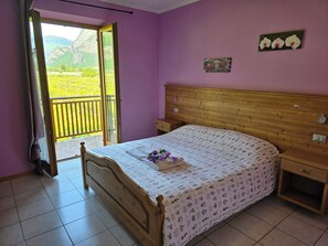 Premium bedding, down comforters, memory foam beds, desk - Antico Fienile Agritur (Mezzocorona)