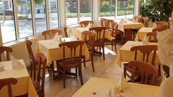 Breakfast and dinner served