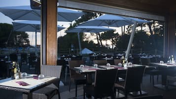 2 Restaurants; Frühstück, Mittagessen und Abendessen werden serviert