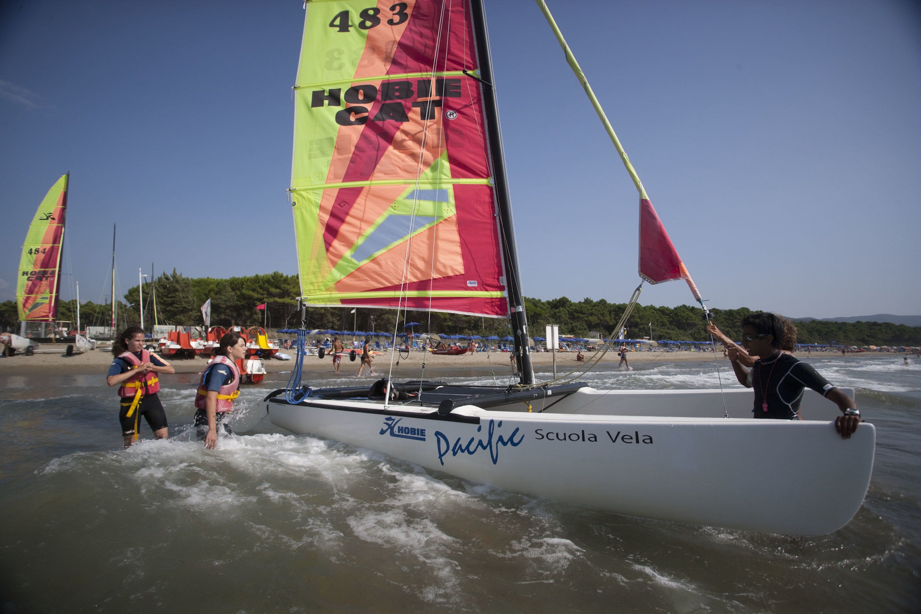 Um veleiro chamado "Pacific" com o número 483 na vela.