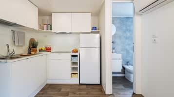 Nhà di động dành cho gia đình, 2 phòng ngủ, phòng tắm riêng (external) | Bếp riêng | Tủ lạnh, bếp nấu, ghế cao cho trẻ em, dụng cụ nấu nướng/bát dĩa/dao nĩa