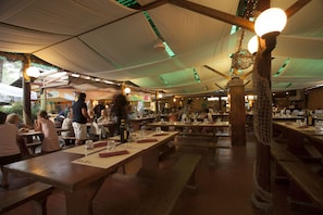 2 restaurantes; se sirven desayunos, comidas y cenas
