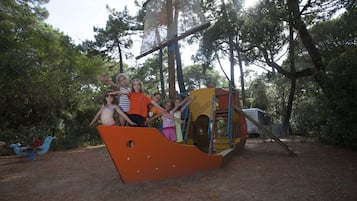 Tempat bermain anak - outdoor