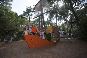 Khu vui chơi trẻ em - ngoài trời