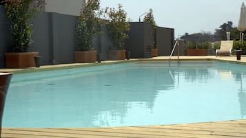 Innenpool, Außenpool, Liegestühle