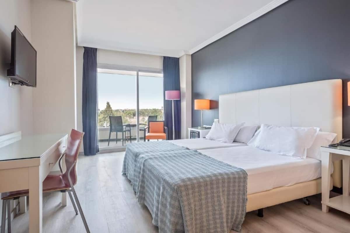 Minibar con artículos gratuitos y caja de seguridad en la habitación 