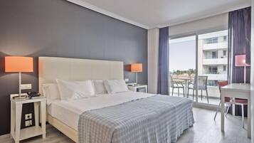 Artículos del minibar gratis y caja de seguridad en la habitación