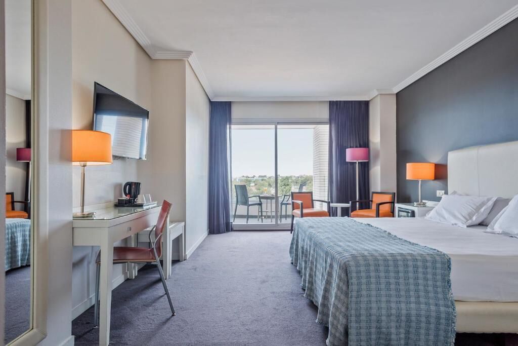 มินิบาร์ฟรี, ตู้นิรภัยในห้องพัก, โต๊ะทำงาน, ผ้าม่านกันแสง