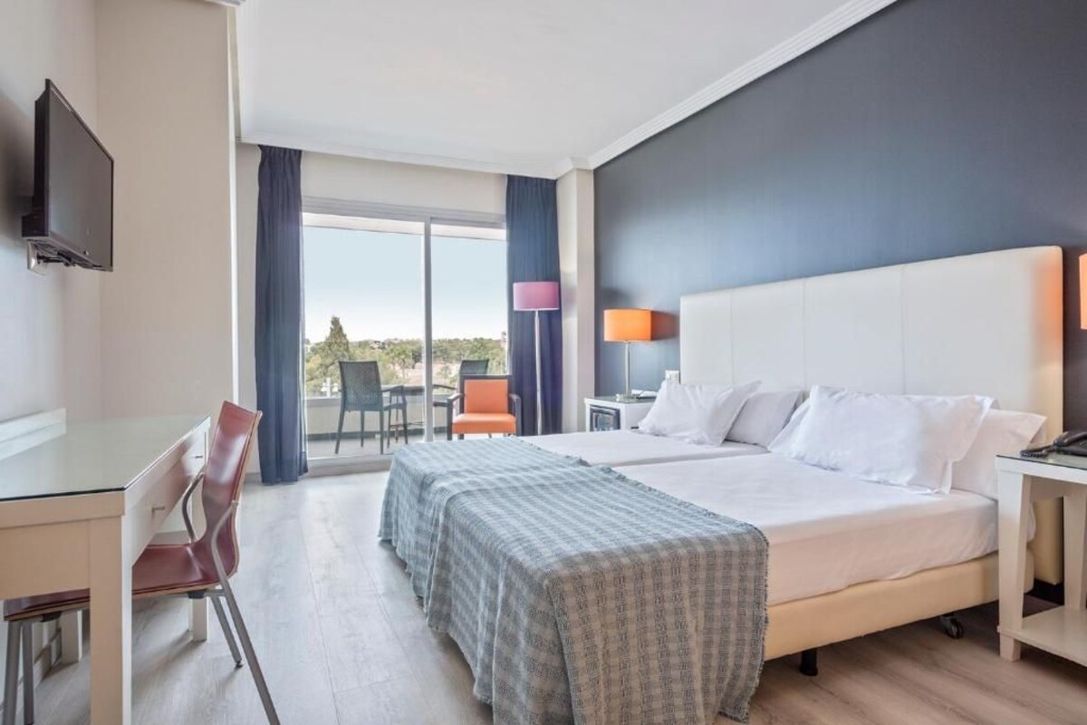 Free minibar, in-room safe, desk, blackout curtains