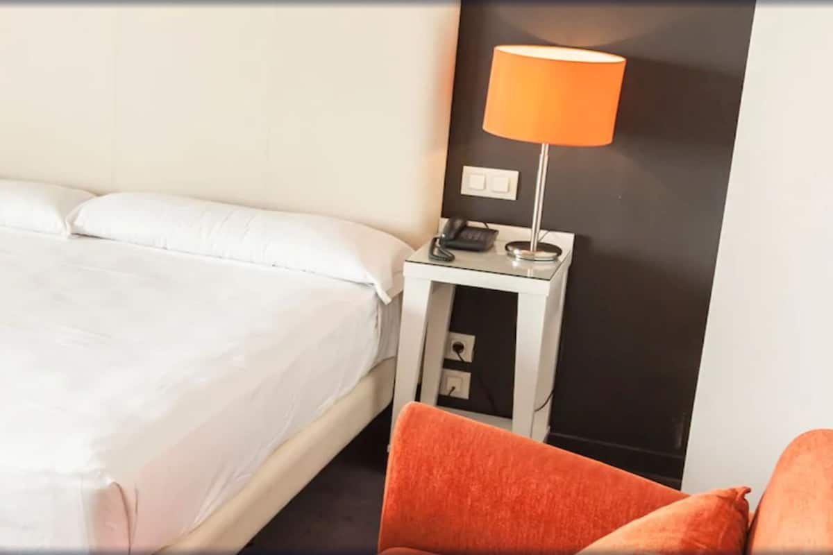 Minibar con artículos gratuitos y caja de seguridad en la habitación 