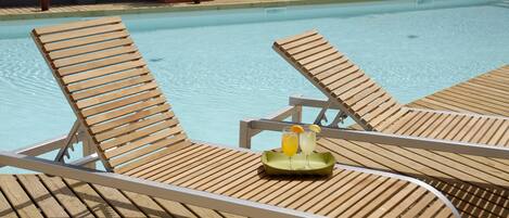 Piscine couverte, piscine extérieure, chaises longues