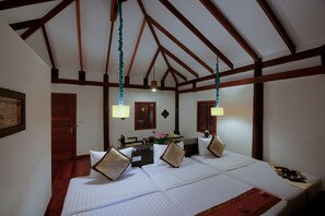 Driepersoonskamer (Private Villa - Free roundtrip & City) | Een minibar, een kluis op de kamer, individueel gedecoreerd