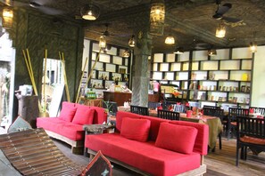 Lobby sitting area - Petit Temple Suite & Spa (Siem Reap)