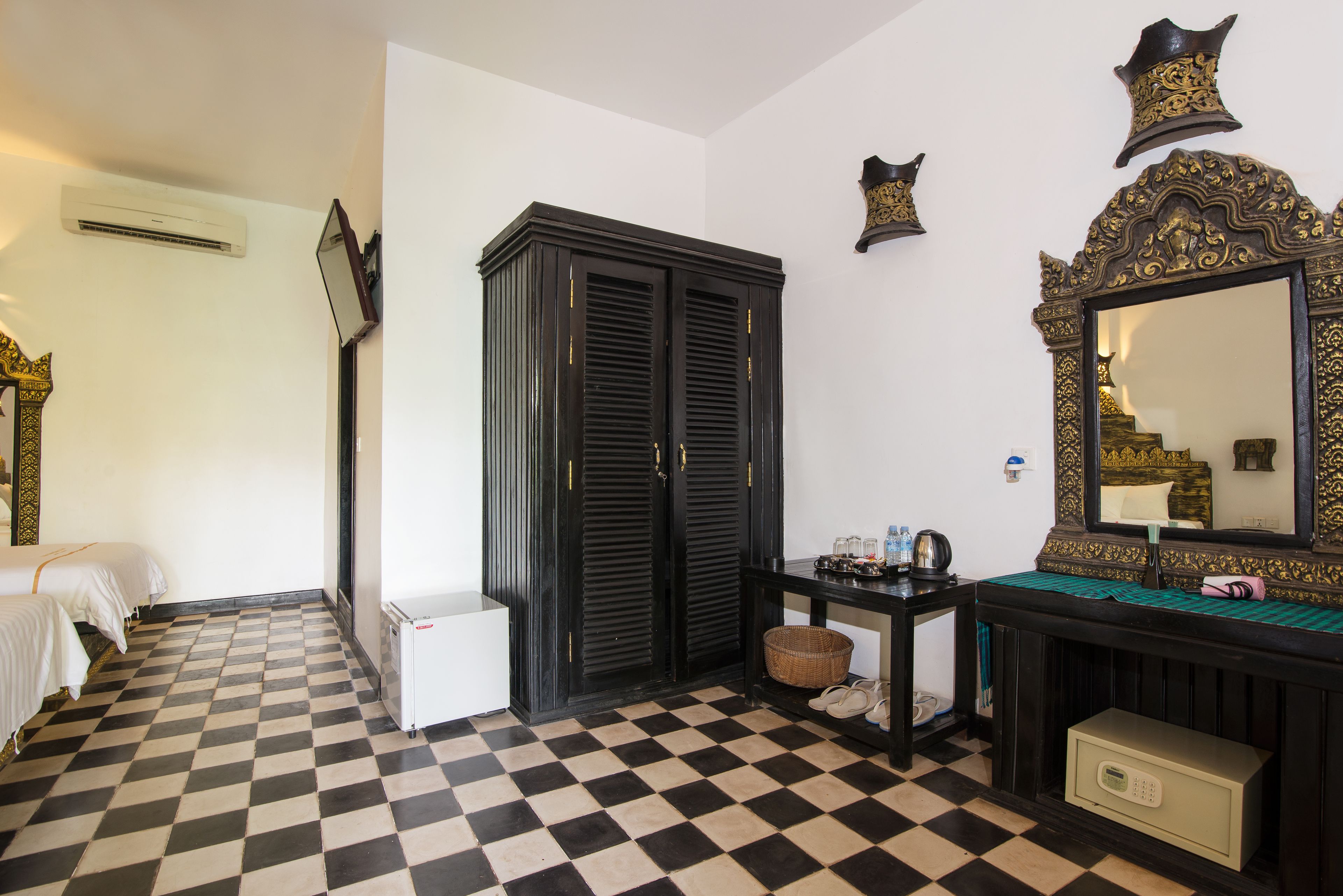 petit pool suite | in-room dining